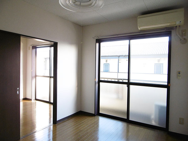その他部屋・スペース　手前が６帖洋室で奥がＬＤＫです。