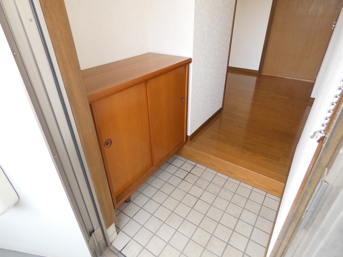 玄関　※退去前のため、以前の写真を使用しています。