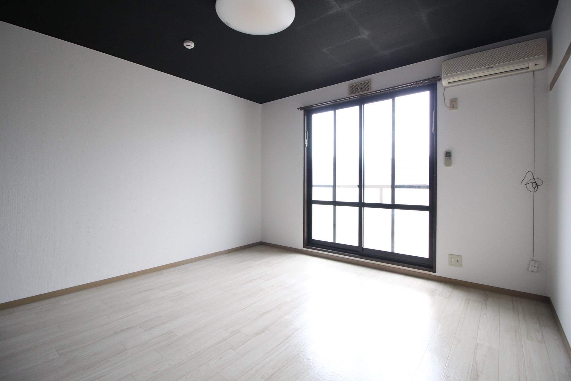 居室・リビング　エアコン付きの洋室です★