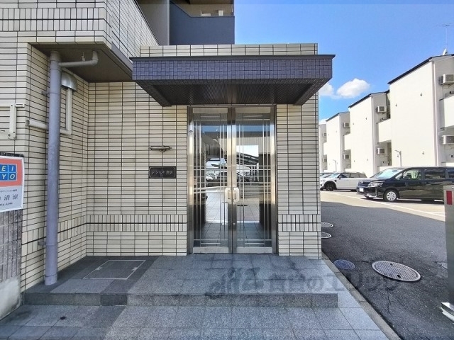 【京都市南区久世中久世町４丁目のマンションのエントランス】