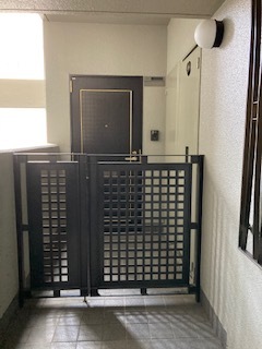 庭　入口ドア前