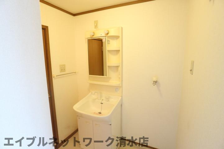 洗面設備　ゆったりとスペースのある洗面所