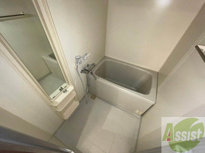 バス・シャワールーム　バスルームはこちらです。広々としてゆったり休めます。