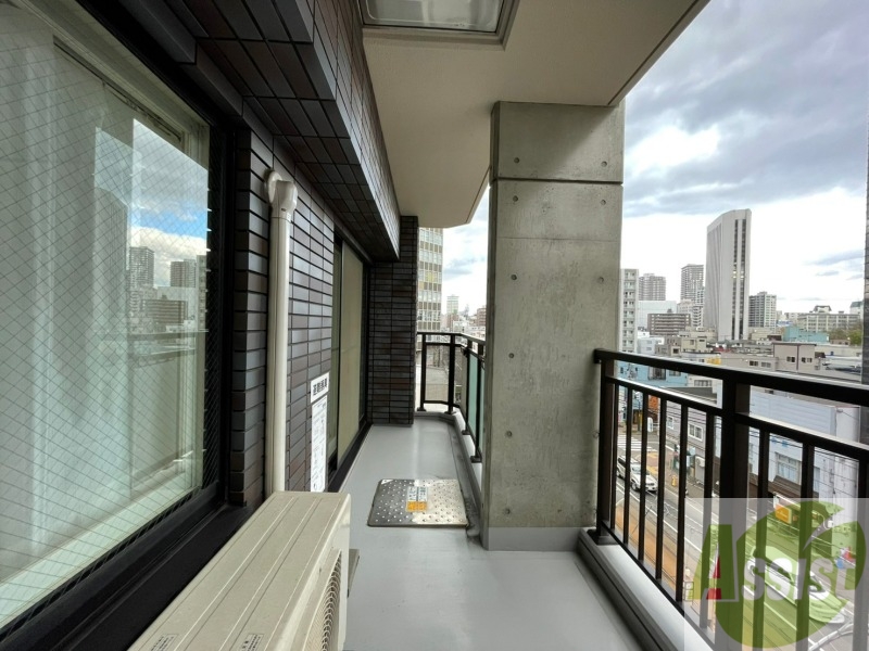 バルコニー　バルコニーは幅があり、広い印象を受けました。