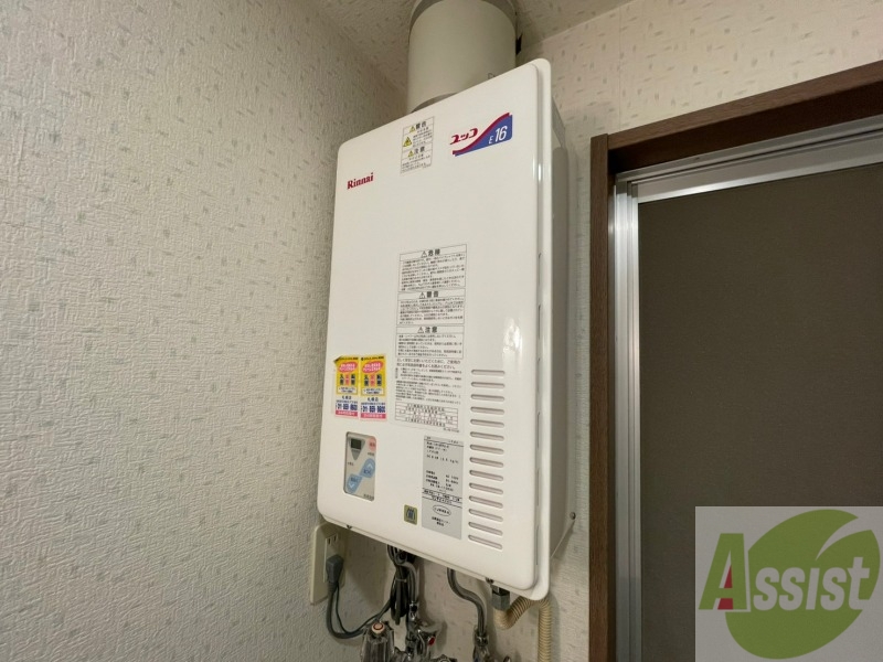 その他設備　給湯器はシンプルな作りで簡単に操作できそうです。
