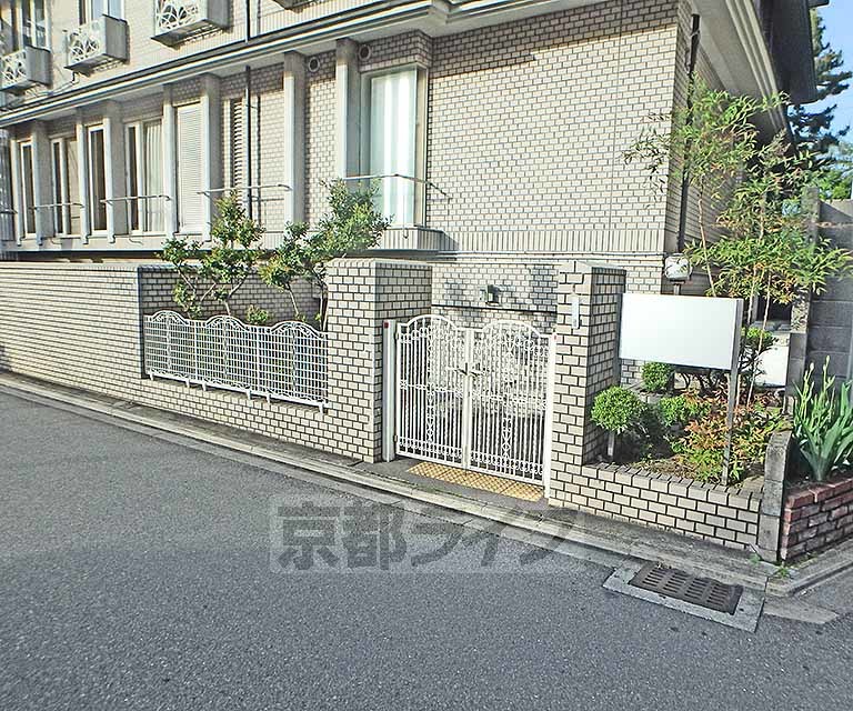 【京都市上京区青龍町のマンションのエントランス】