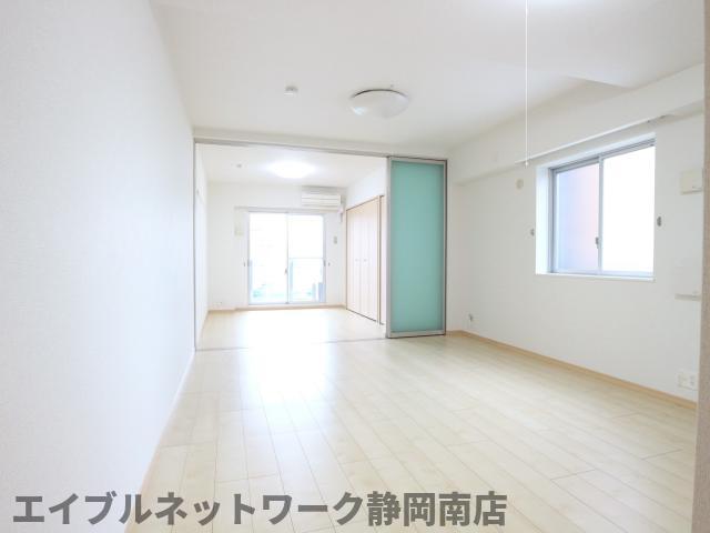バス・シャワールーム　こちらのリビングで趣味の時間をお楽しみください