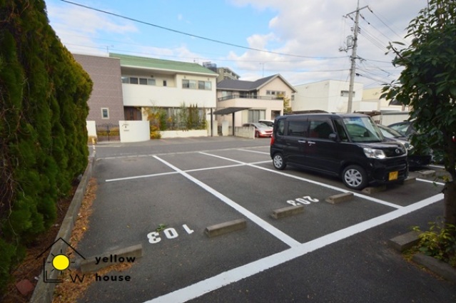 【岡山市中区原尾島のアパートの駐車場】