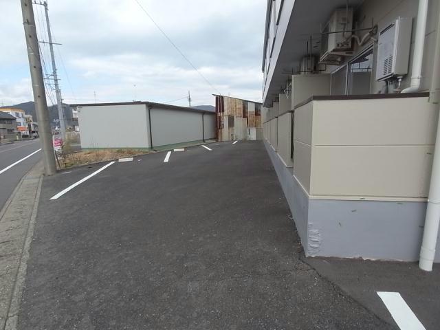 【各務原市那加山後町のアパートの駐車場】