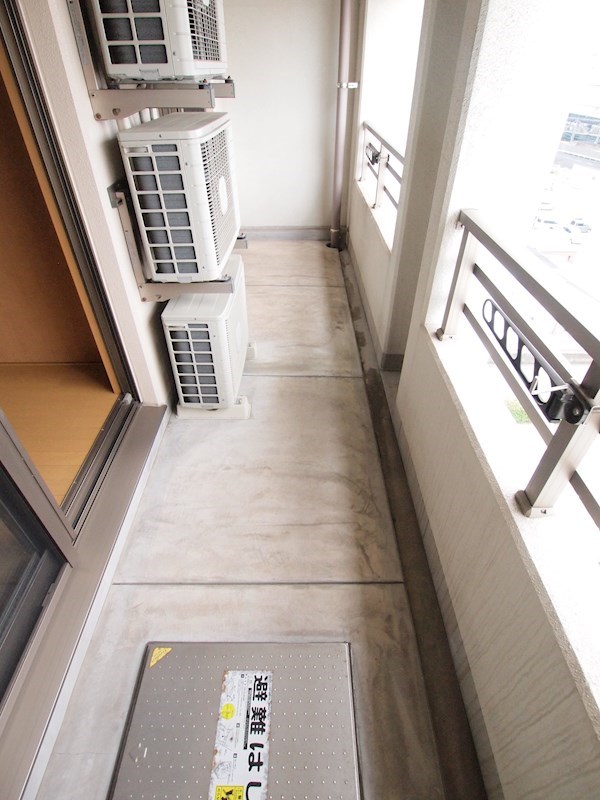 バルコニー　各部屋エアコン設置済み