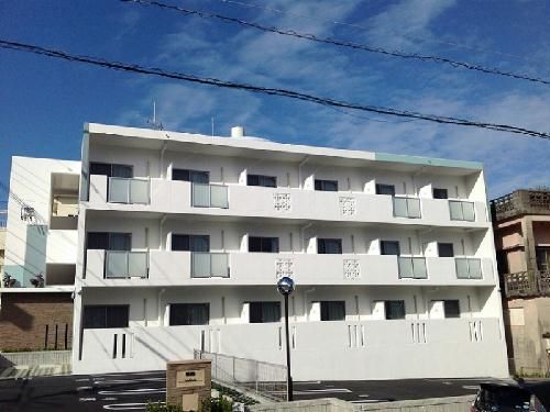 沖縄市室川のマンションの建物外観