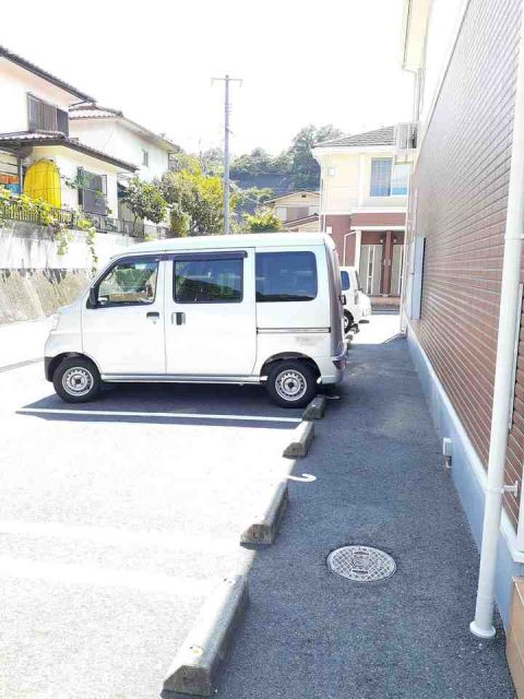 【三原市田野浦のアパートの駐車場】