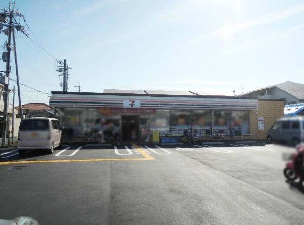 コンビニ　セブンイレブン 近鉄高安駅西店（コンビニ）まで692m