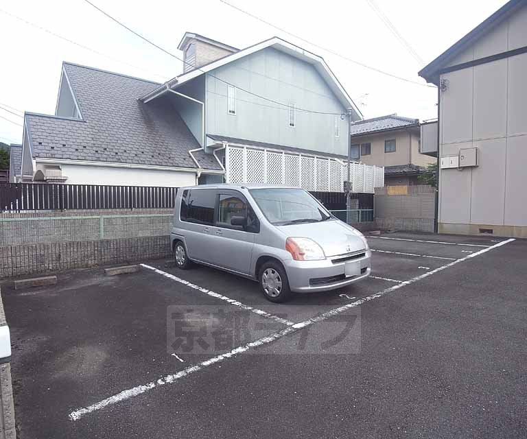 【京都市左京区上高野鷺町のアパートの駐車場】