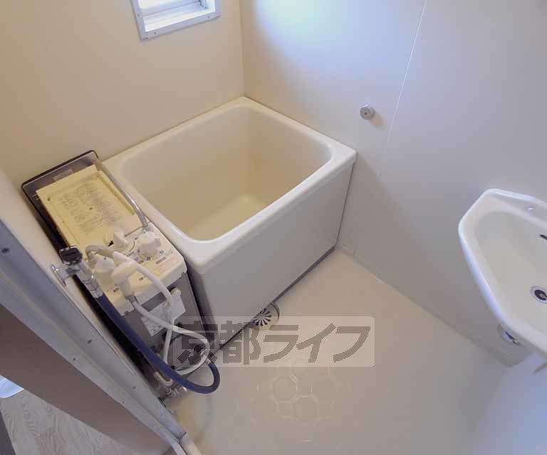 バス・シャワールーム　窓付きのお風呂です。