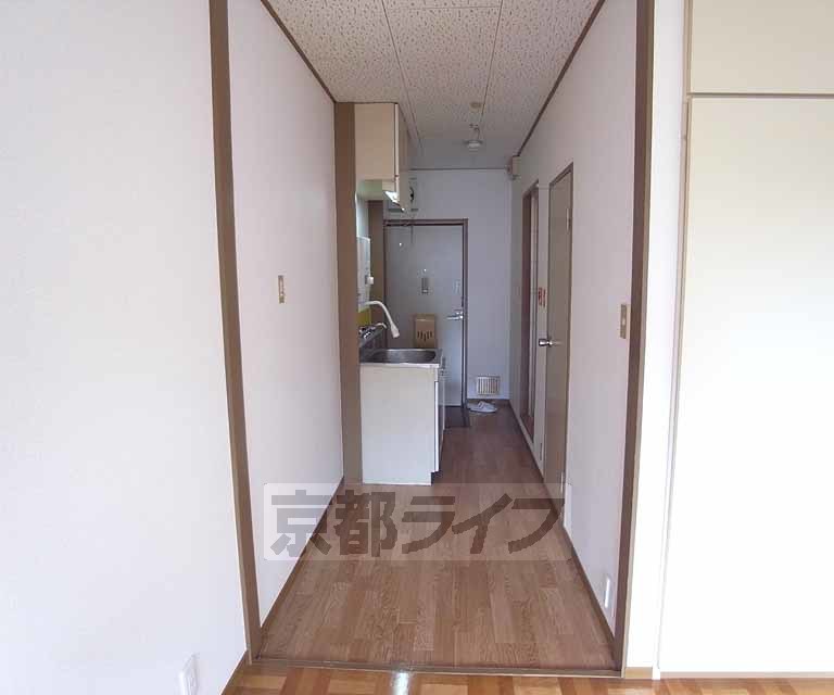 その他部屋・スペース　キッチン横の冷蔵庫置き場も食器棚も大丈夫ですね