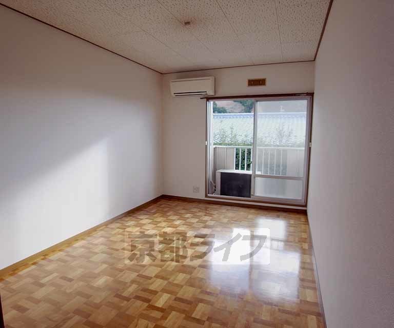 居室・リビング　明るいスタンダードな間取りの割安物件です。