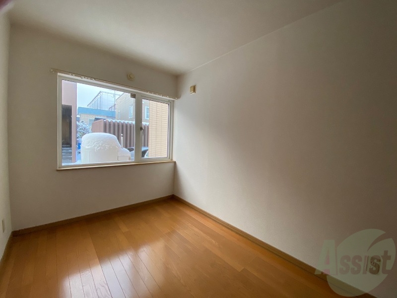 その他部屋・スペース　洋室は白いクロスにブラウンの建具が映えますね～