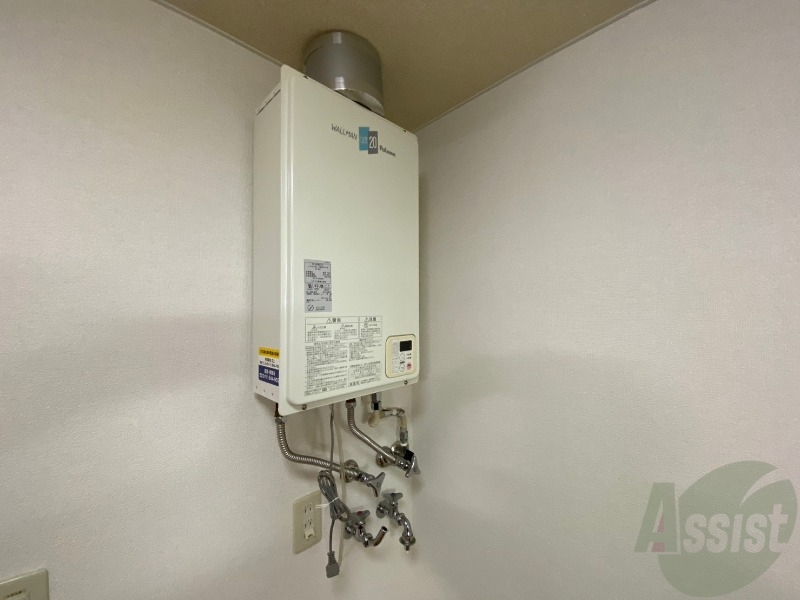 その他設備　給湯器は簡単操作で温度調整ができますよ。