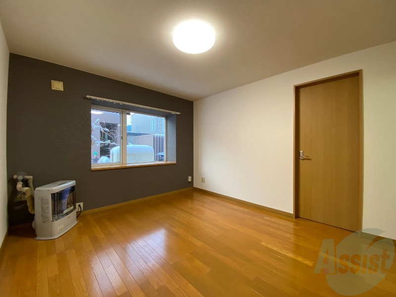 居室・リビング　リビングです。木目のフローリングが落ち着きますね。