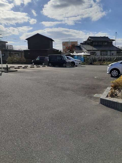 【メゾン・アンジュ壱番館の駐車場】