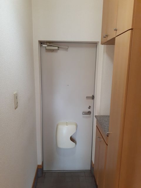 【メゾン・アンジュ壱番館の玄関】