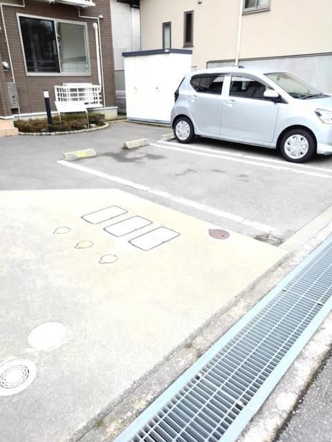 【金沢市上荒屋のアパートの駐車場】