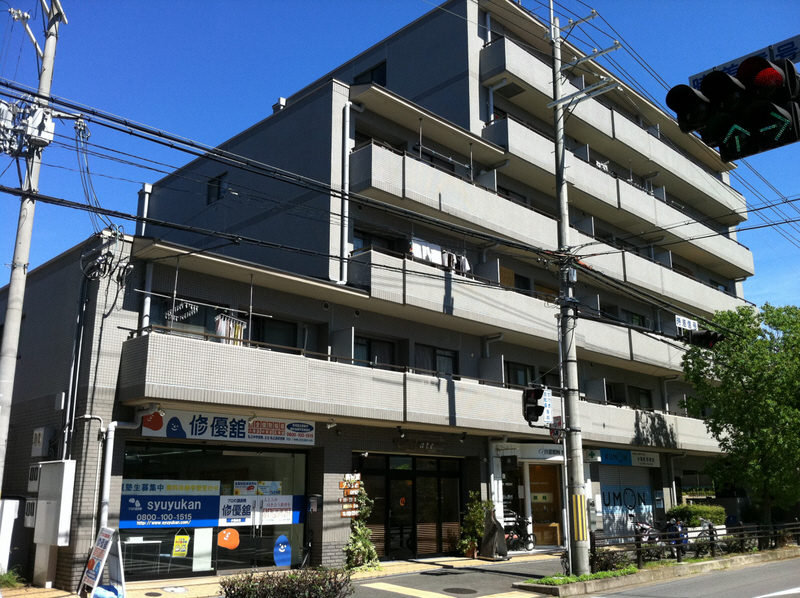 豊中市緑丘のマンションの建物外観