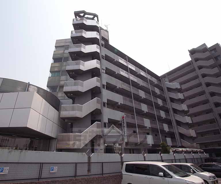 京都市右京区西京極佃田町のマンションの建物外観