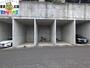 駐車場　高さ奥行きのある駐車場です