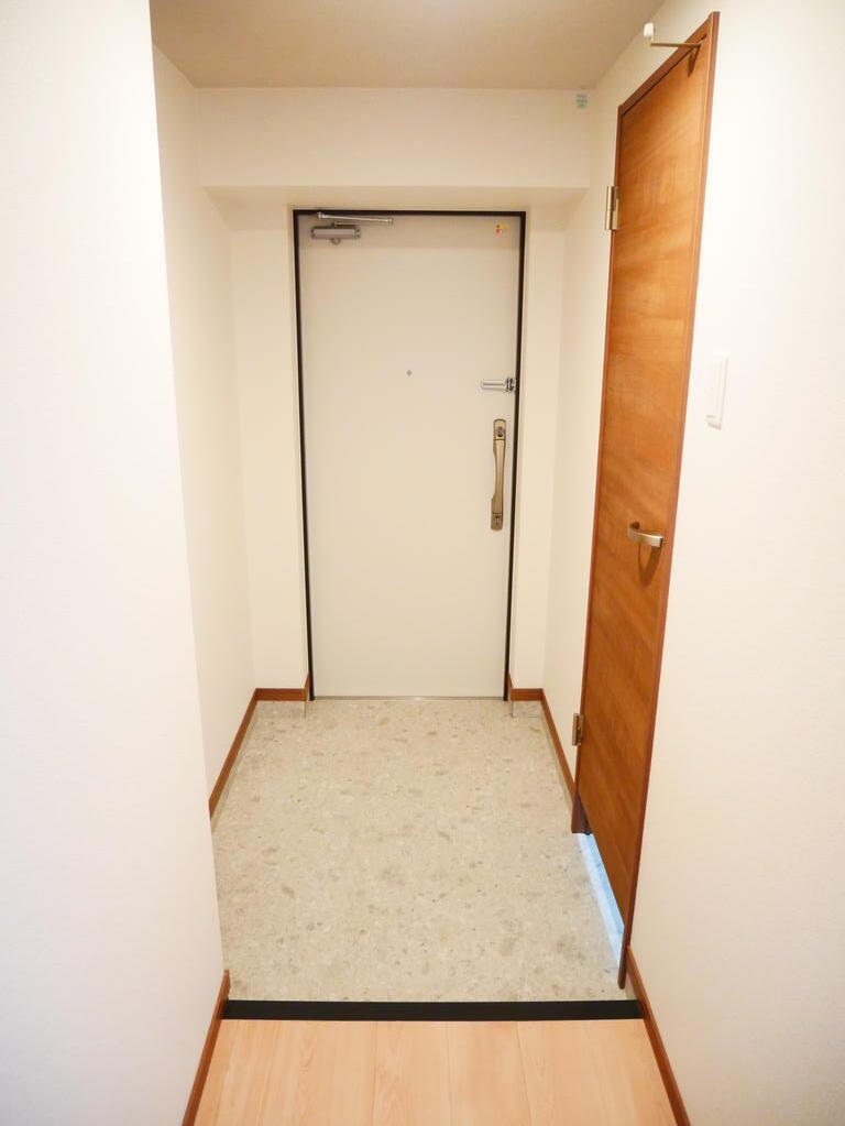 玄関　※同物件の参考画像です。