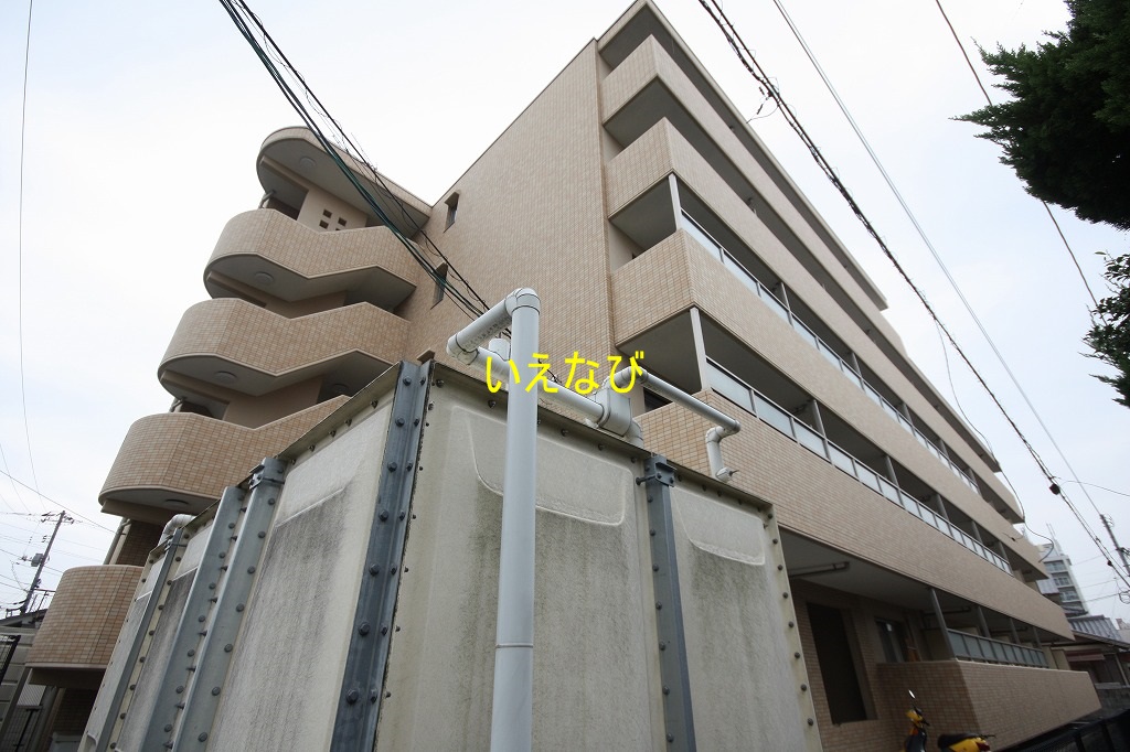 【岡山市北区奥田本町のマンションの建物外観】