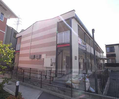 京都市伏見区横大路鍬ノ本のアパートの建物外観