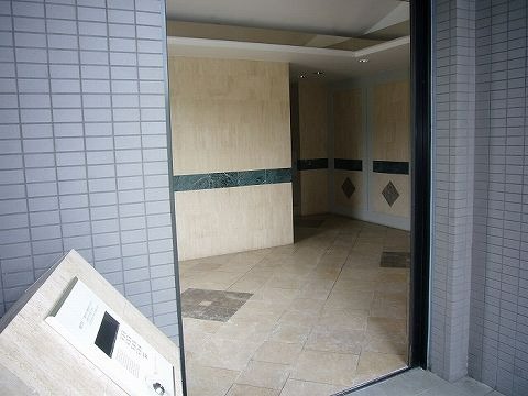 【糟屋郡篠栗町大字高田のマンションの玄関】