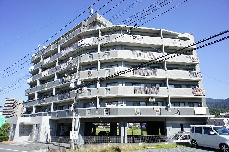 【糟屋郡篠栗町大字高田のマンションの駐車場】