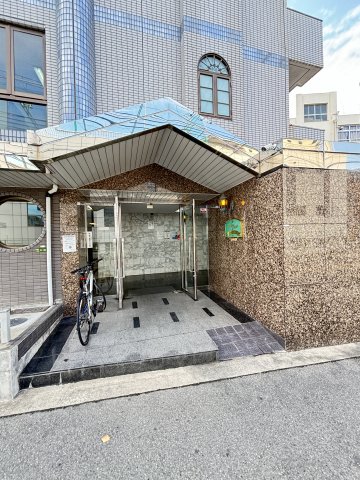 【大阪市東淀川区井高野のマンションのエントランス】