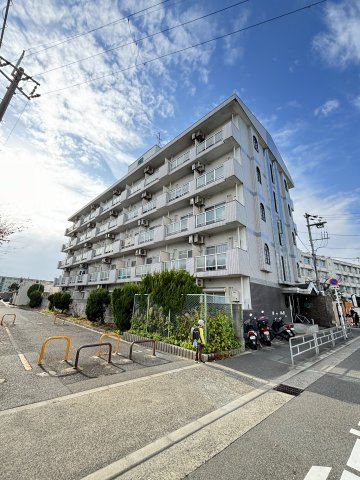 大阪市東淀川区井高野のマンションの建物外観