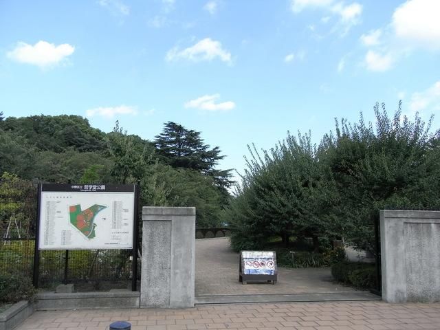 【新宿区西落合のマンションの公園】