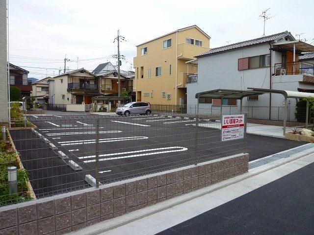 【八尾市南本町のアパートの駐車場】