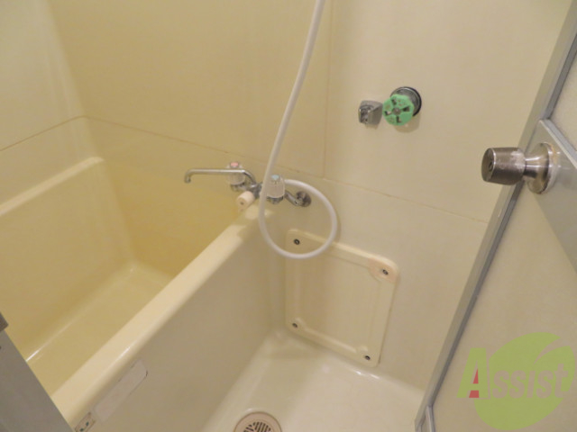 バス・シャワールーム　バスルームは狭すぎず、シャワーも浴びやすそうです。