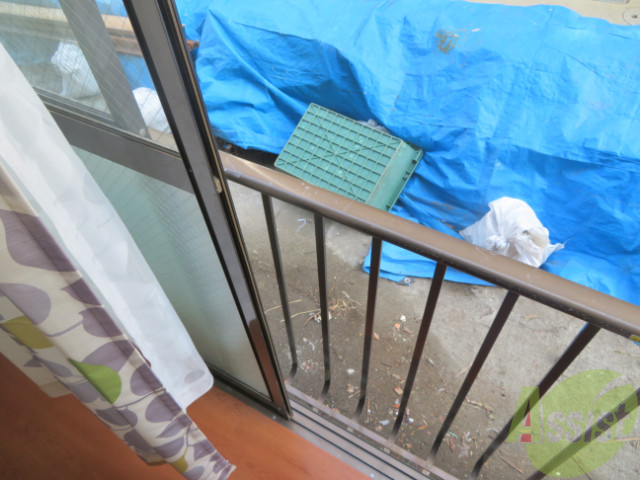 バルコニー　バルコニーではなくフラワーボックスがありますね。