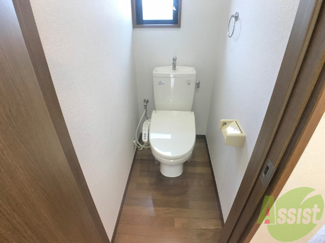 トイレ　人気のウォシュレットつきのトイレです。快適ですよ。
