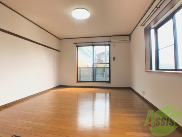 居室・リビング　明るい光が差し込む素敵なお部屋ですね～。