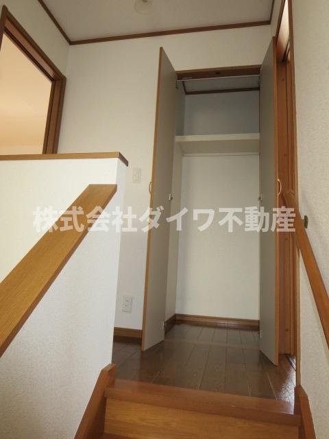 その他　2F階段上収納