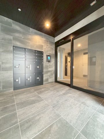 エントランス　落ち着いたエントランスです