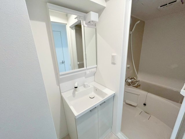 洗面設備　身支度が出来る独立洗面台です。