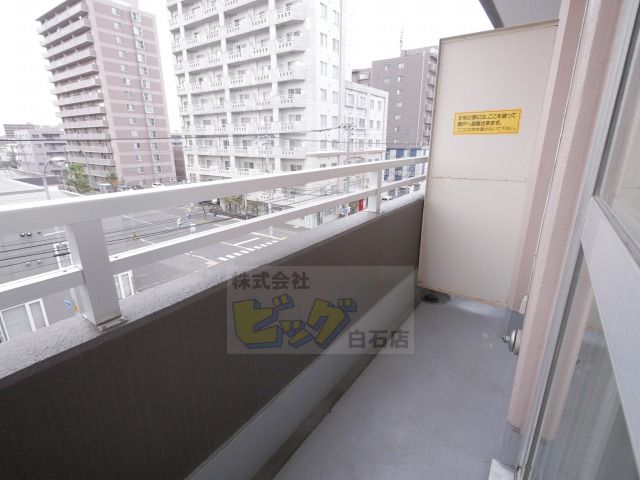 バルコニー　物置・洗濯物干しなど様々な用途で便利です♪