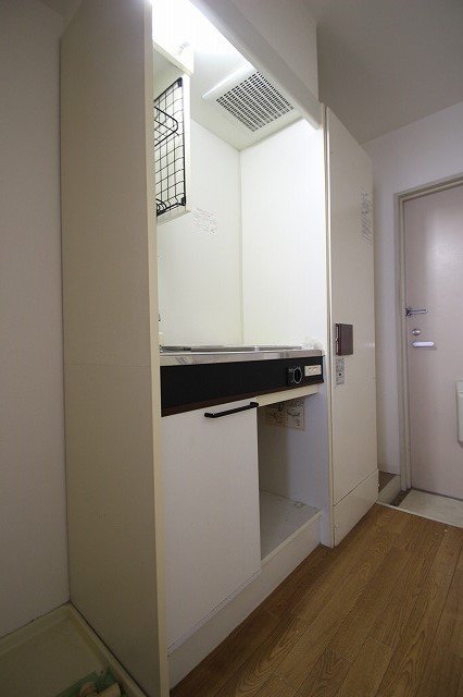 キッチン　別号室の写真です（間取り反転）