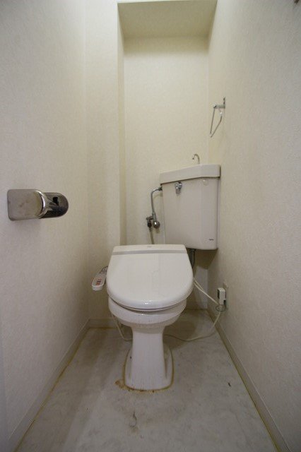 トイレ　別号室の写真です（間取り反転）