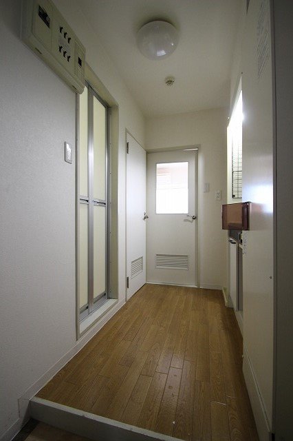 玄関　別号室の写真です（間取り反転）